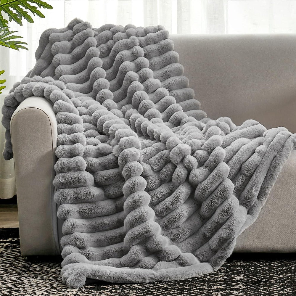 Kuscheldecke aus Kunstfell mit markanter Streifenstruktur
