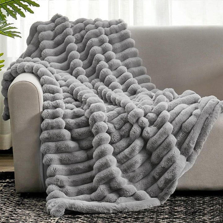 Kuscheldecke aus Kunstfell mit markanter Streifenstruktur