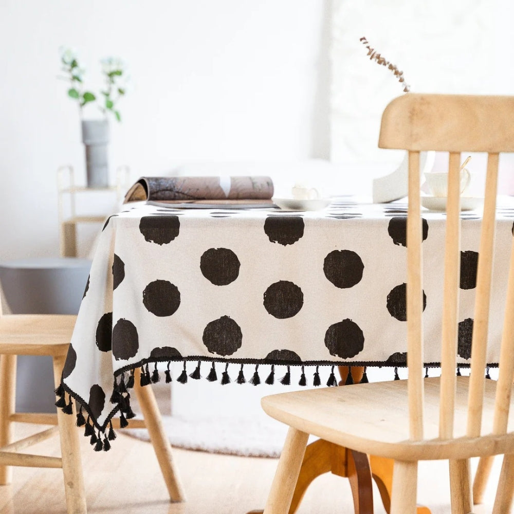 Tischdecke mit Punkten und Quasten