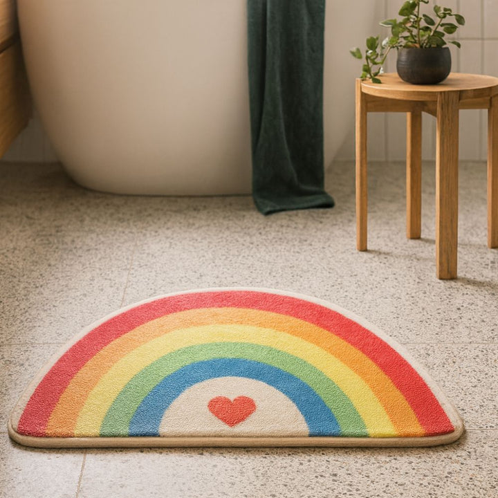 Halbmond-Badematte mit Regenbogenmotiv