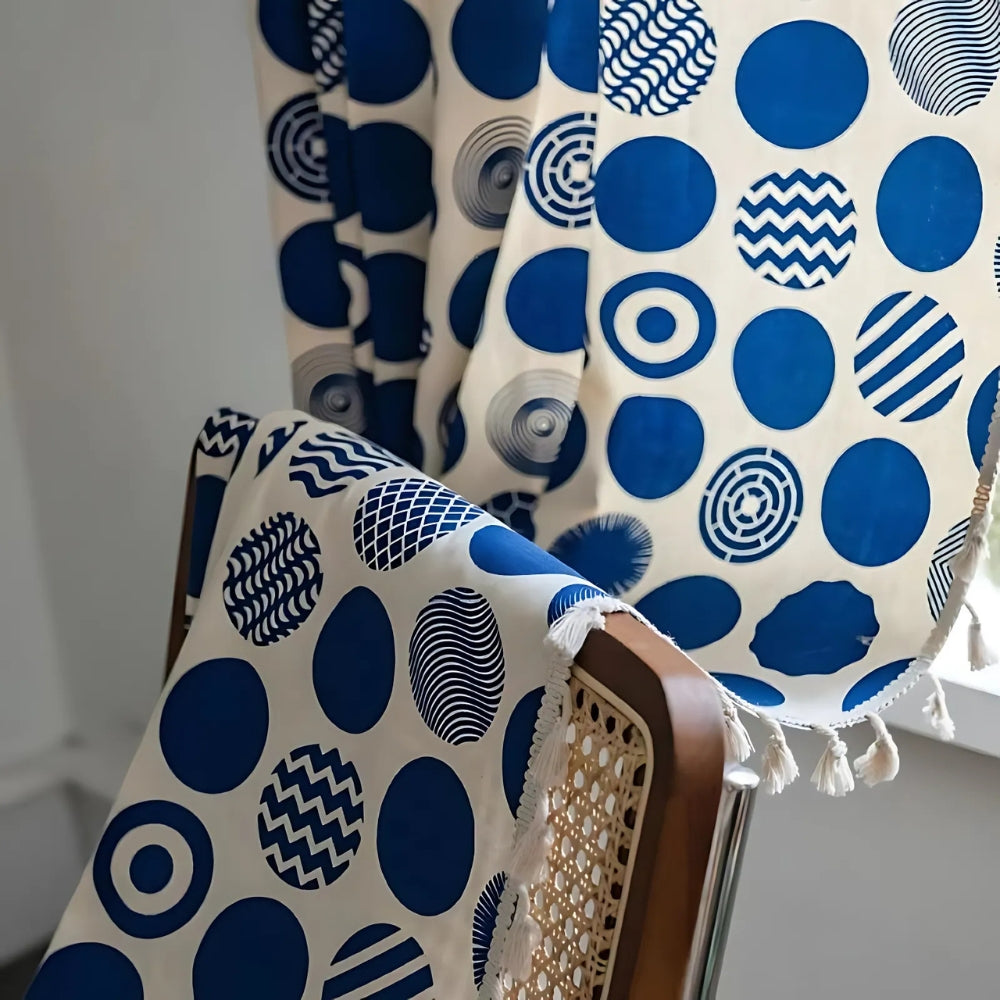 Verdunkelungsvorhang mit blauen Punkten im Retro-Stil