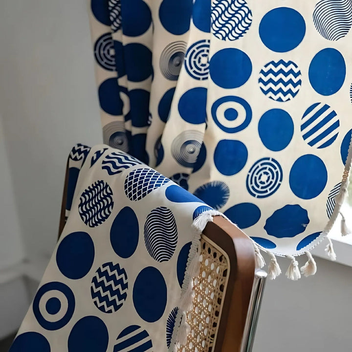 Verdunkelungsvorhang mit blauen Punkten im Retro-Stil