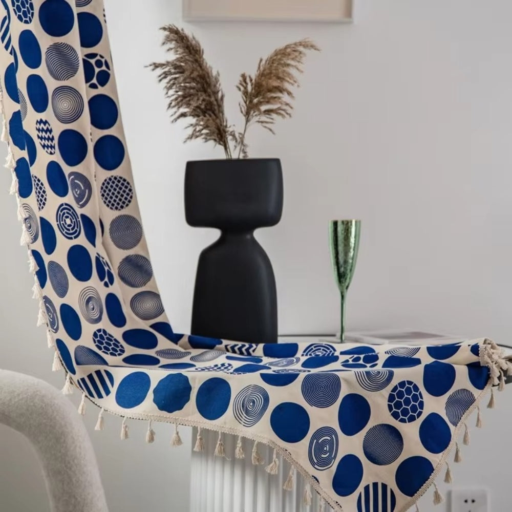 Verdunkelungsvorhang mit blauen Punkten im Retro-Stil