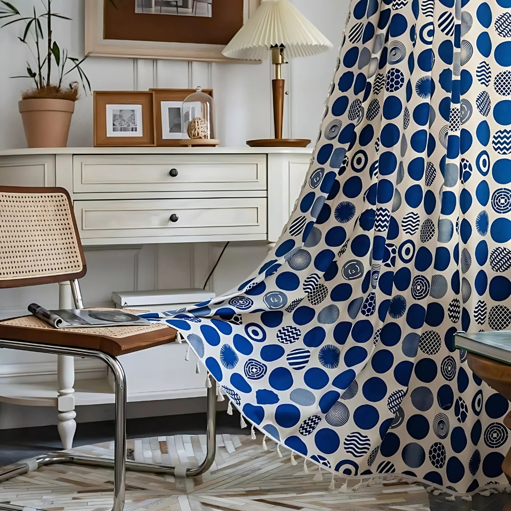 Verdunkelungsvorhang mit blauen Punkten im Retro-Stil