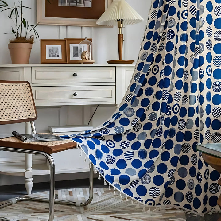 Verdunkelungsvorhang mit blauen Punkten im Retro-Stil