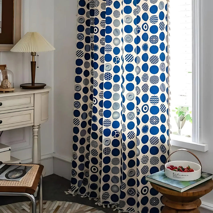 Verdunkelungsvorhang mit blauen Punkten im Retro-Stil