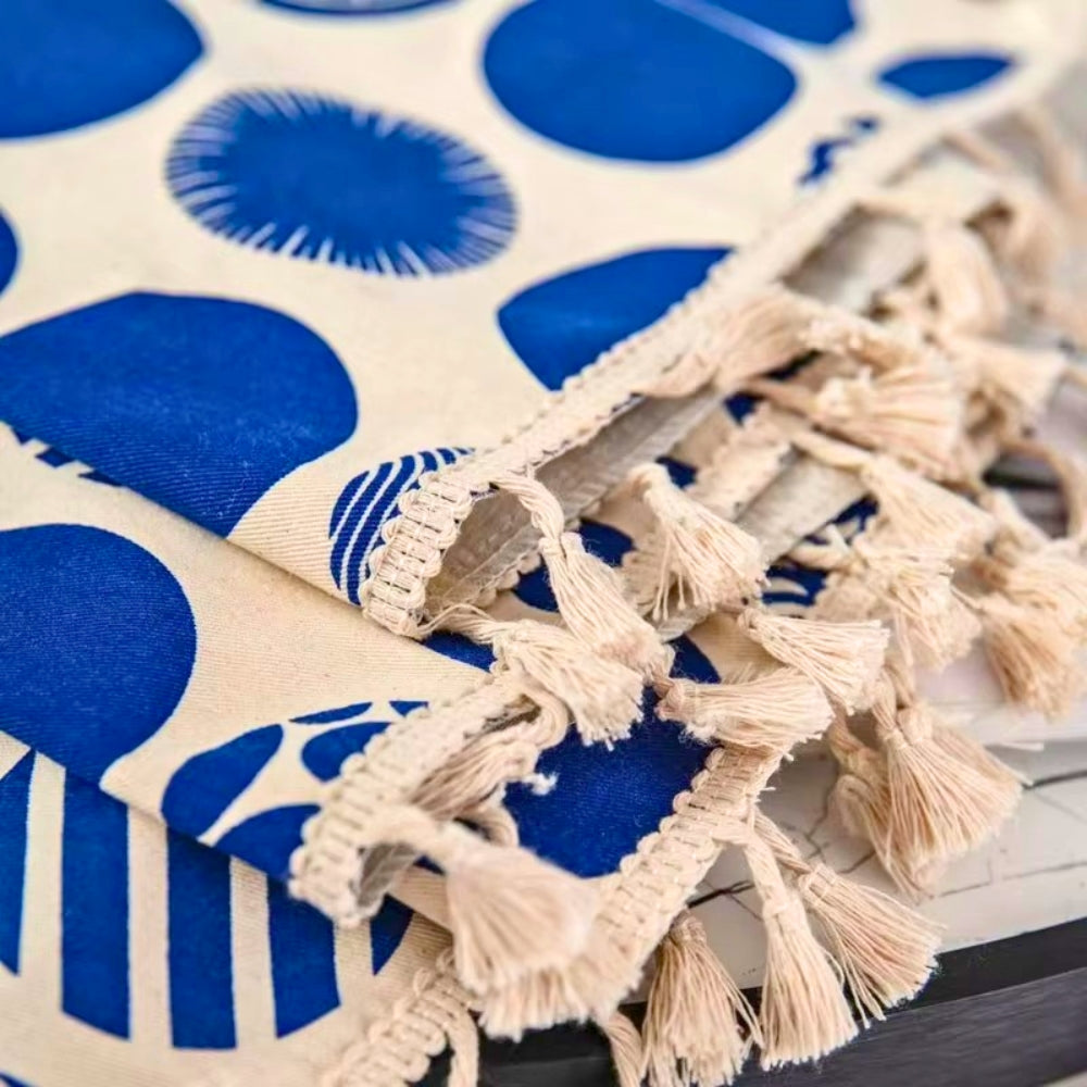 Verdunkelungsvorhang mit blauen Punkten im Retro-Stil