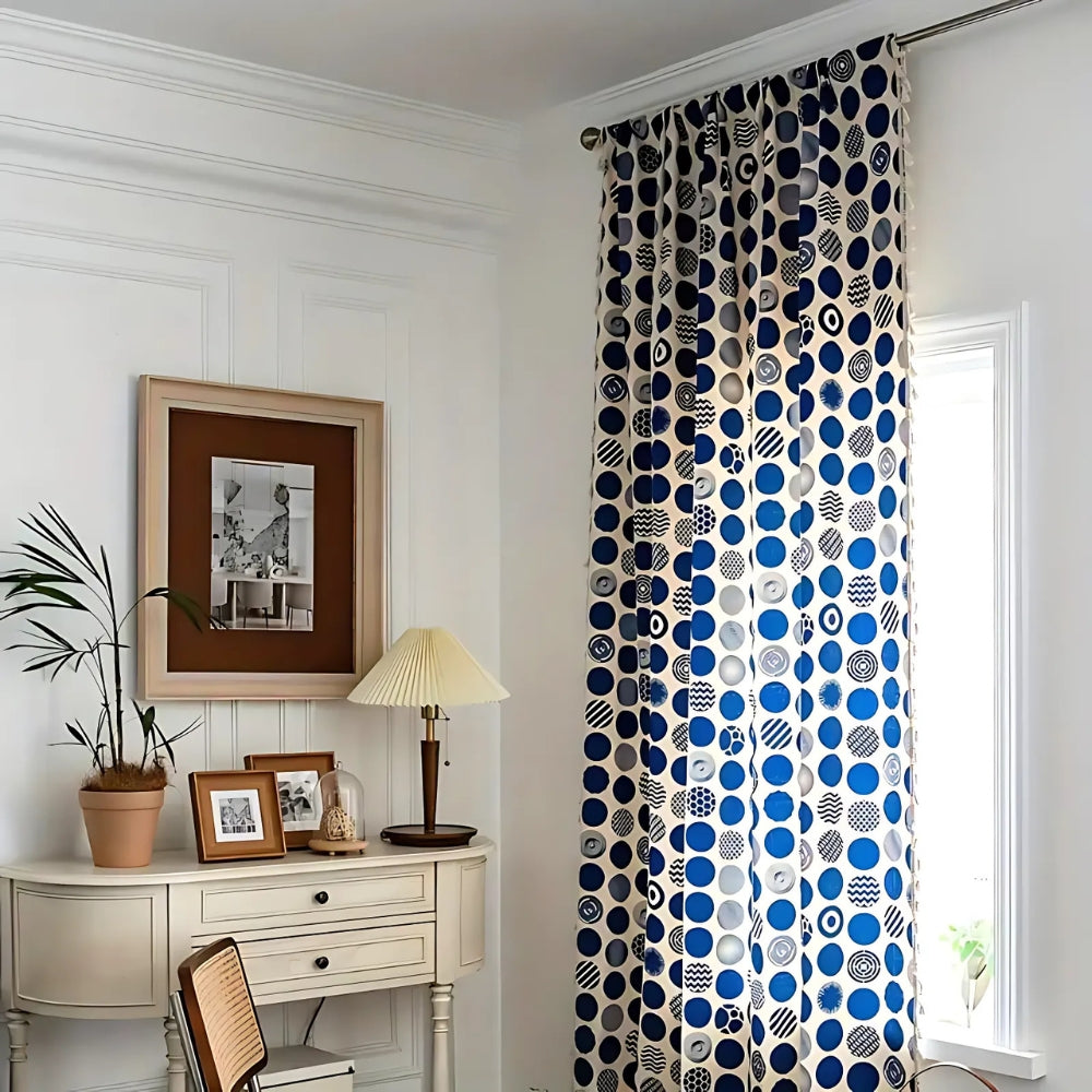 Verdunkelungsvorhang mit blauen Punkten im Retro-Stil