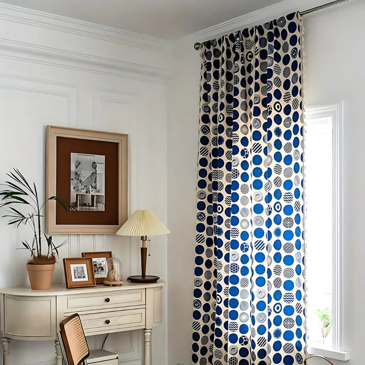 Verdunkelungsvorhang mit blauen Punkten im Retro-Stil