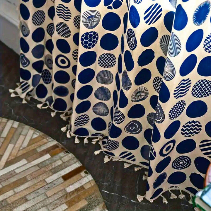 Verdunkelungsvorhang mit blauen Punkten im Retro-Stil