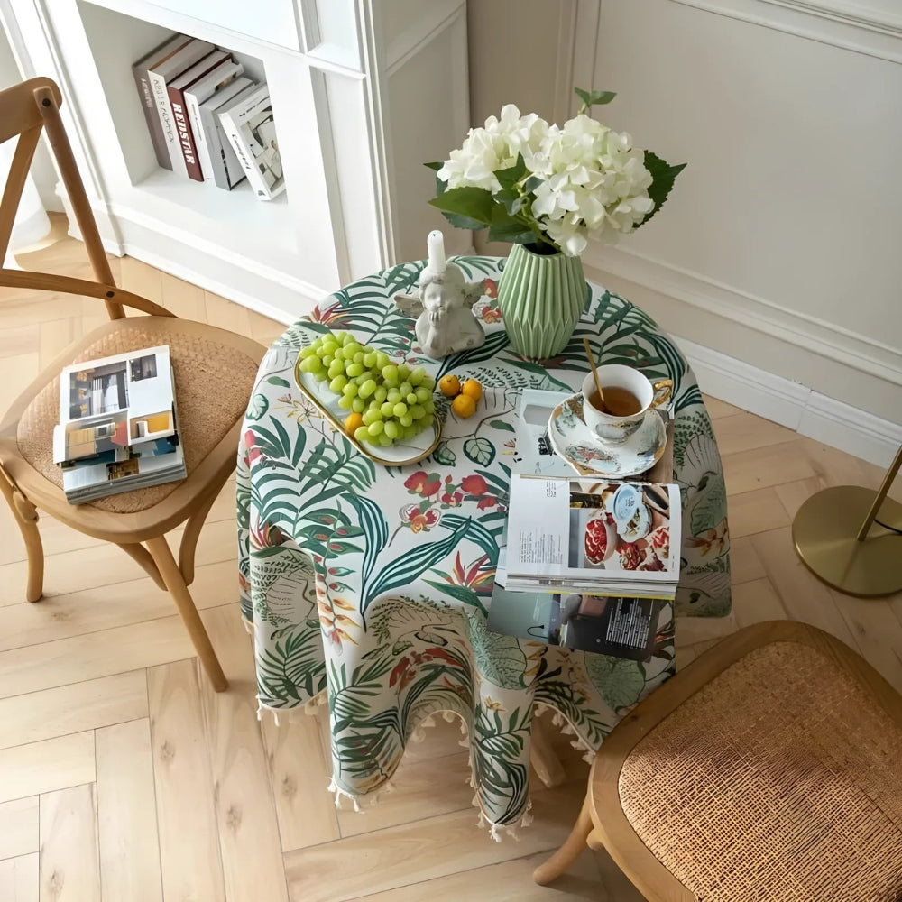 Runde Tischdecke mit Retro-Blumenmuster und Quasten