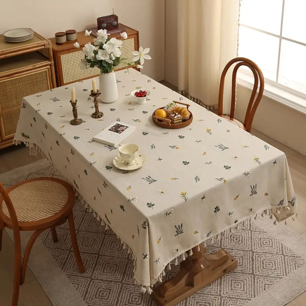 Tischdecke mit Ährenstickerei und Quasten