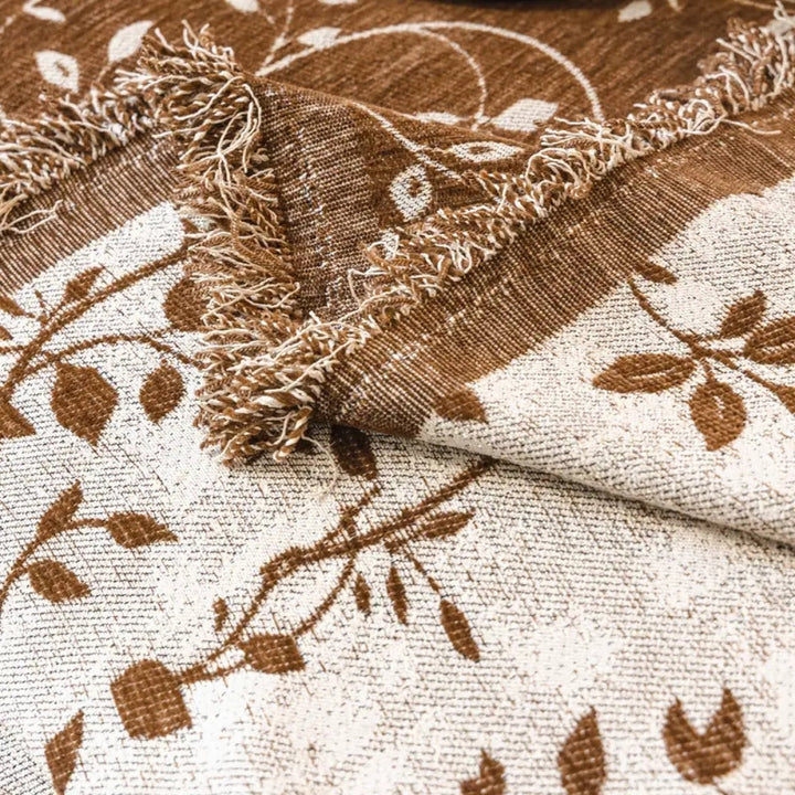 Sofaüberwurf mit Blumen im Vintage-Stil
