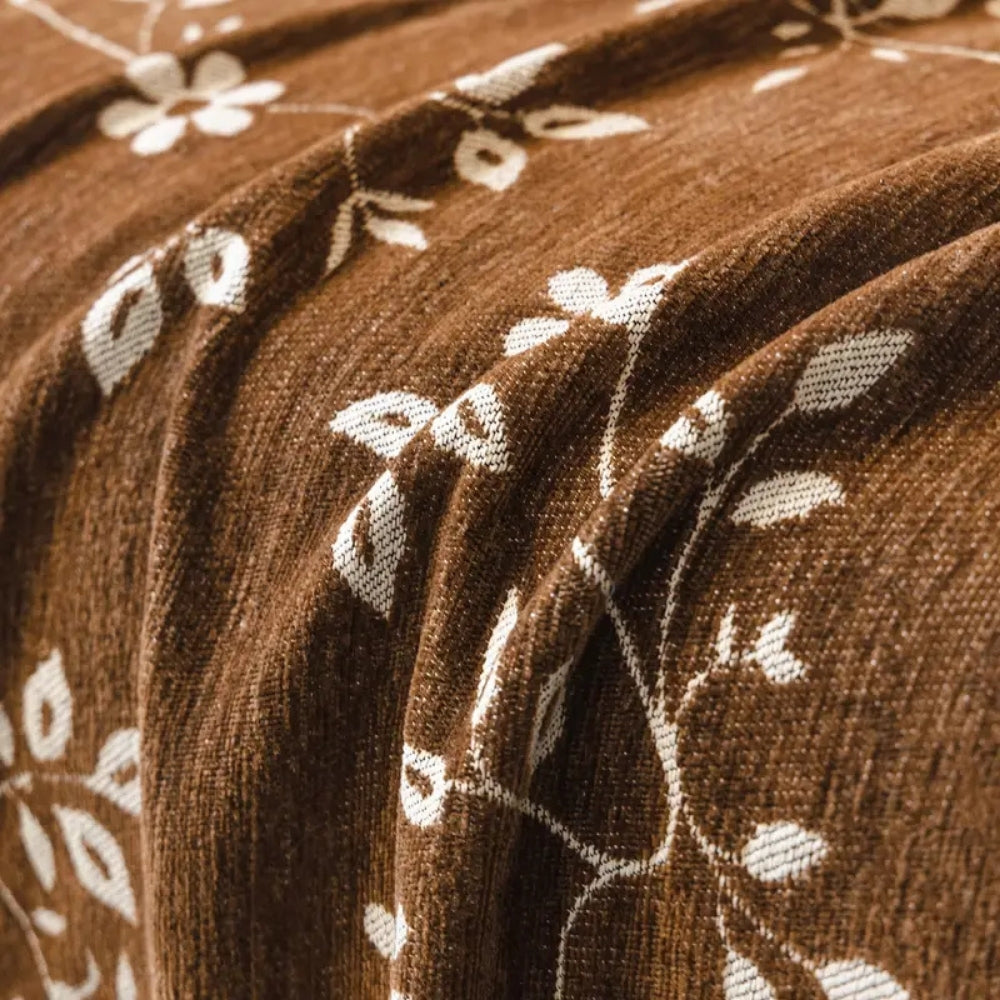 Sofaüberwurf mit Blumen im Vintage-Stil