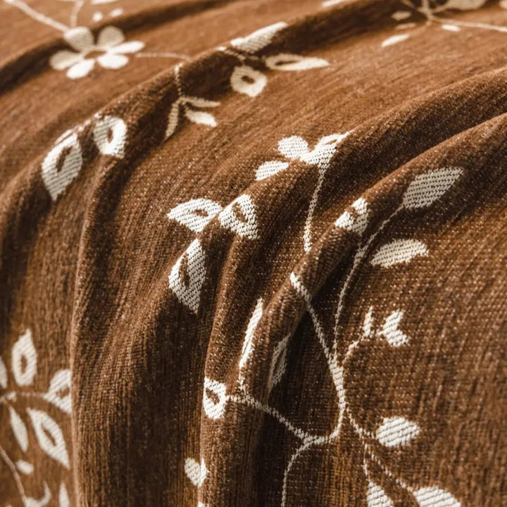 Sofaüberwurf mit Blumen im Vintage-Stil