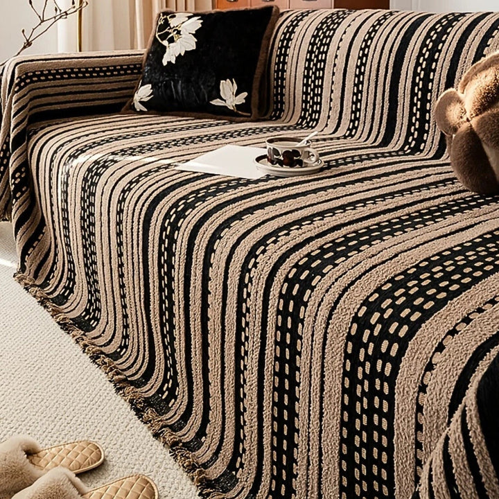 Gestreifte Plüsch-Sofadecke im Boho-Stil