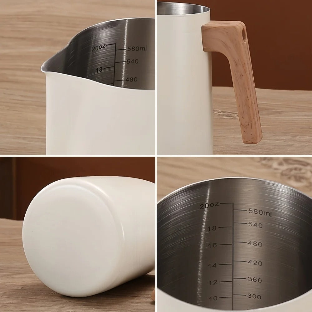 Milchkännchen aus Edelstahl mit Griff in Holzoptik