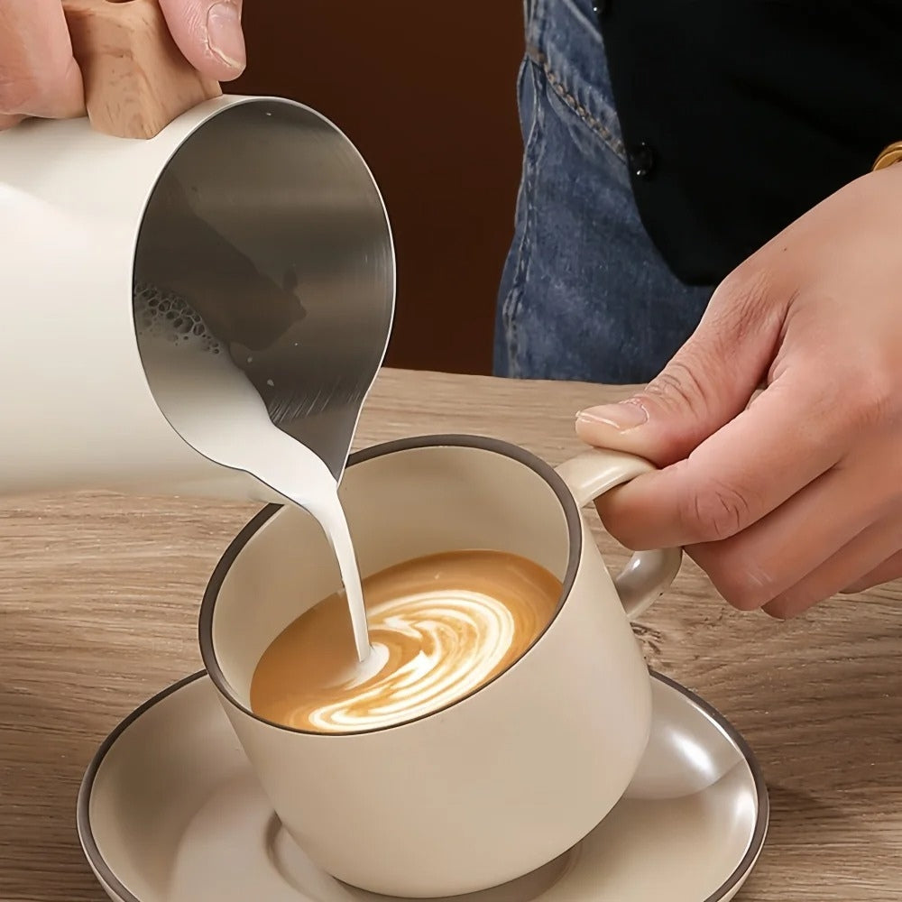 Milchkännchen aus Edelstahl mit Griff in Holzoptik