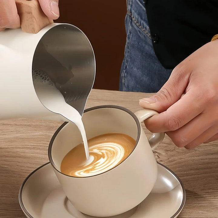 Milchkännchen aus Edelstahl mit Griff in Holzoptik