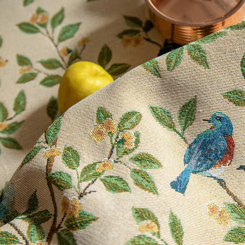 Tischdecke mit Blumen- und Vogelmuster