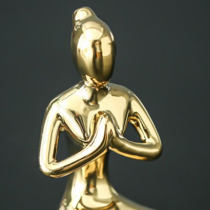 Skulptur aus Keramik – Frau in Meditation