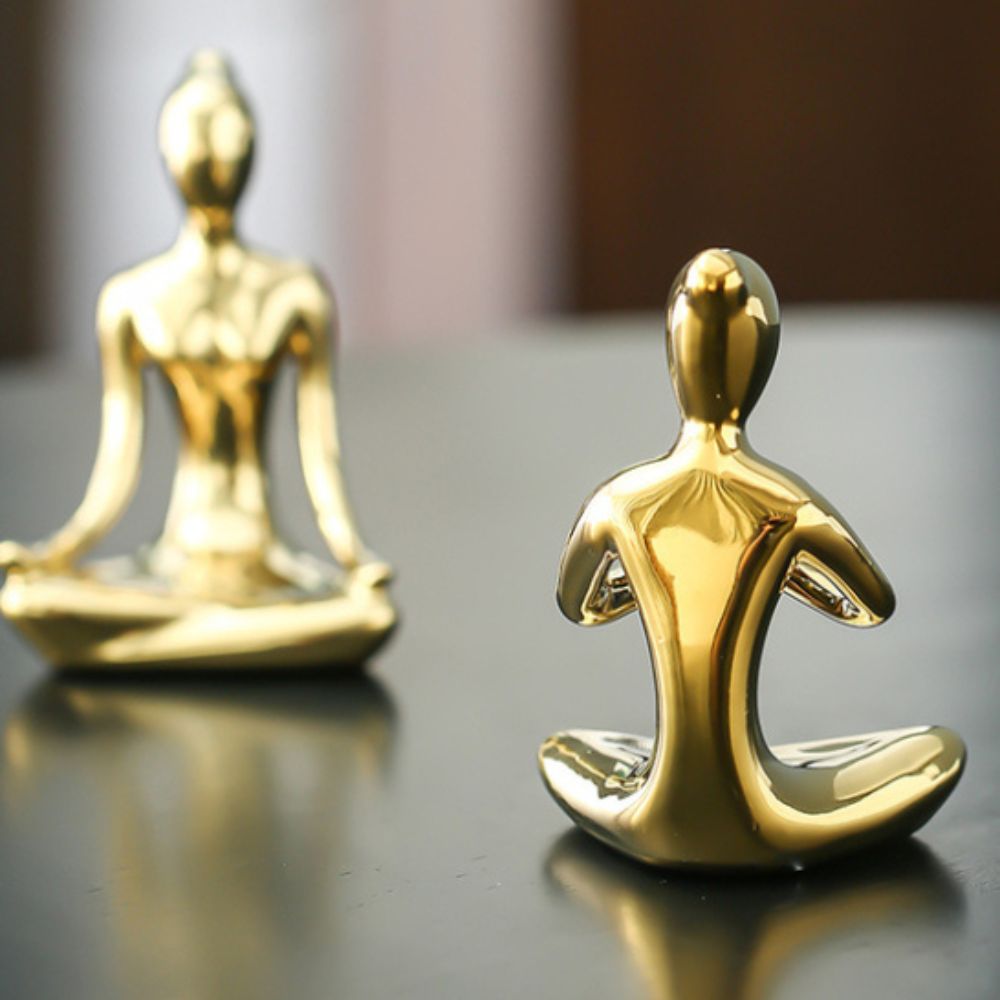Skulptur aus Keramik – Frau in Meditation