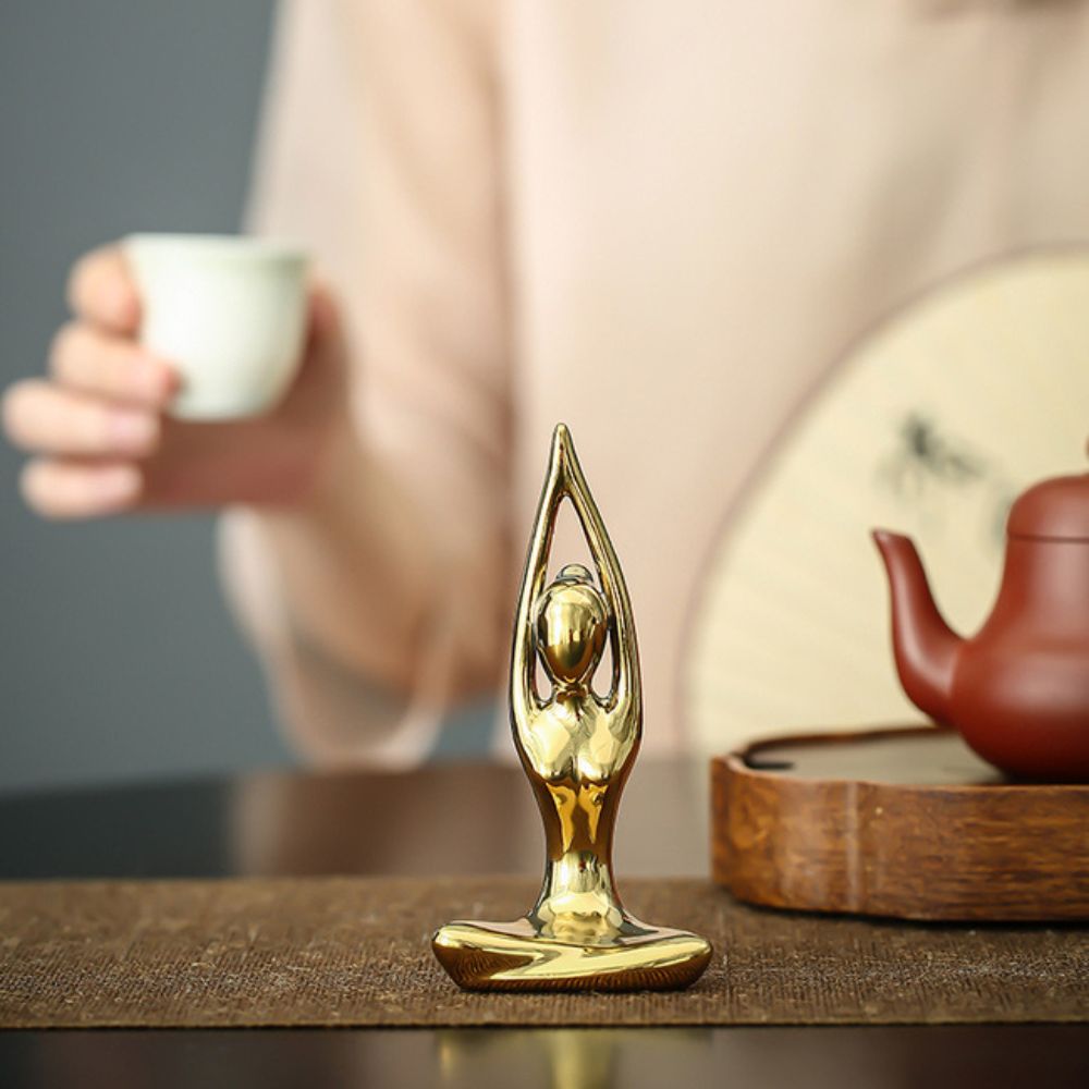 Skulptur aus Keramik – Frau in Meditation