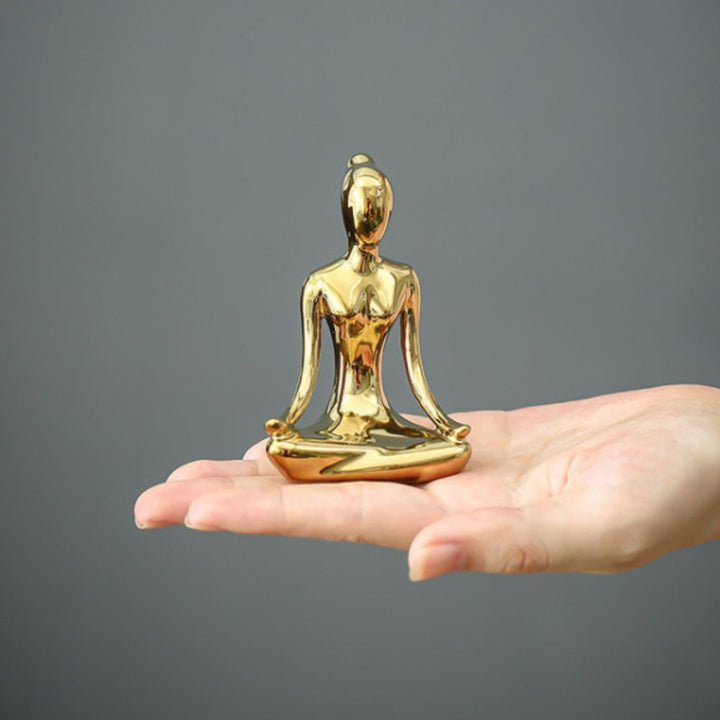Skulptur aus Keramik – Frau in Meditation
