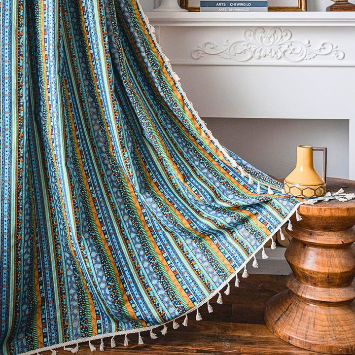 Boho-Vorhang mit markanten Streifen und Quasten, halbverdunkelnd