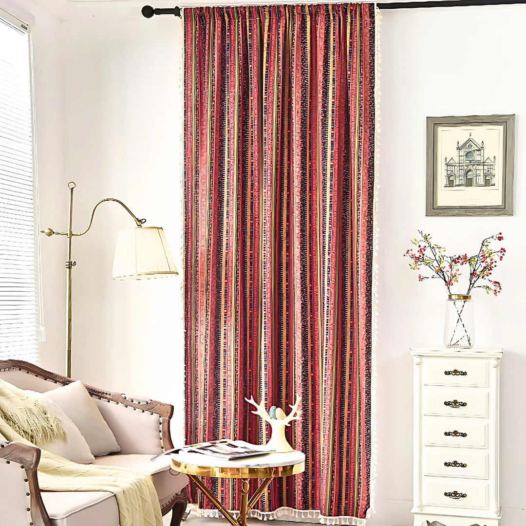 Boho-Vorhang mit markanten Streifen und Quasten, halbverdunkelnd