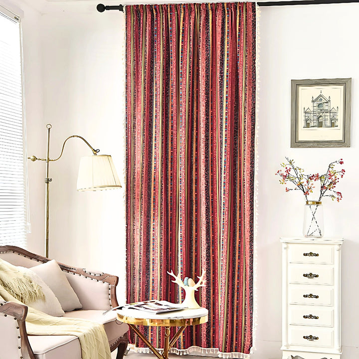Boho-Vorhang mit markanten Streifen und Quasten, halbverdunkelnd