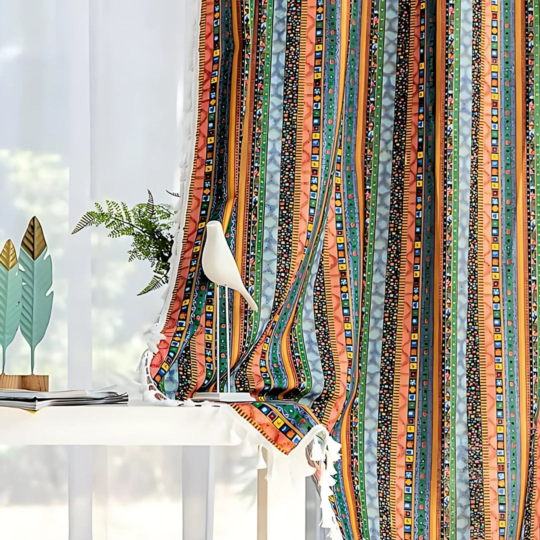 Boho-Vorhang mit markanten Streifen und Quasten, halbverdunkelnd