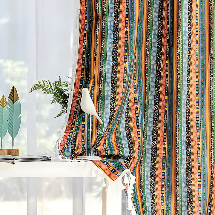 Boho-Vorhang mit markanten Streifen und Quasten, halbverdunkelnd