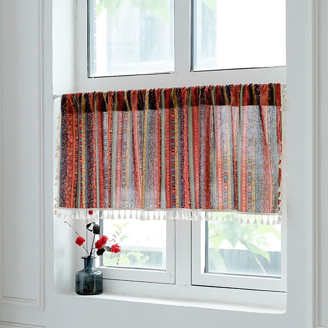 Boho-Vorhang mit markanten Streifen und Quasten, halbverdunkelnd