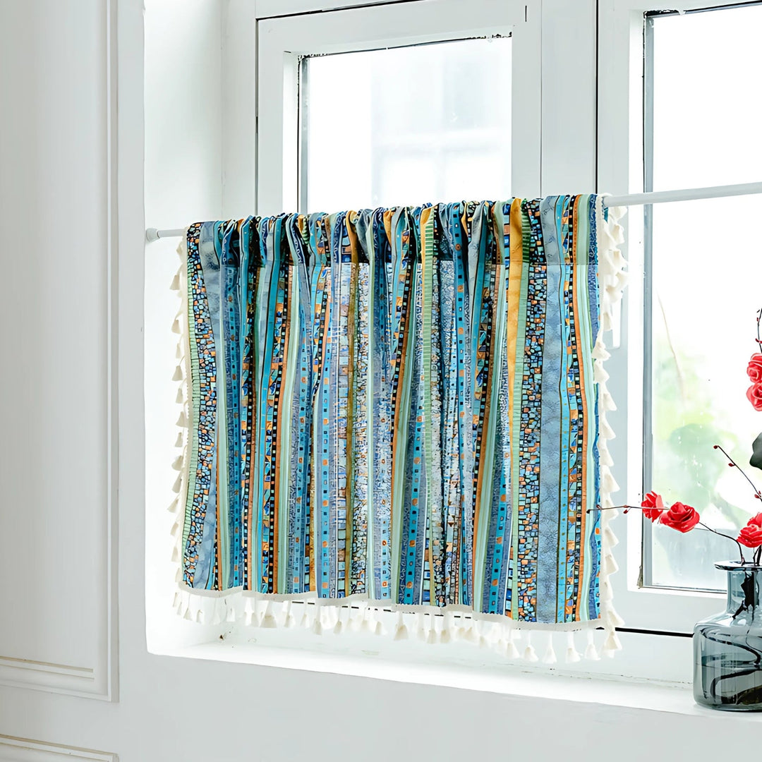 Boho-Vorhang mit markanten Streifen und Quasten, halbverdunkelnd