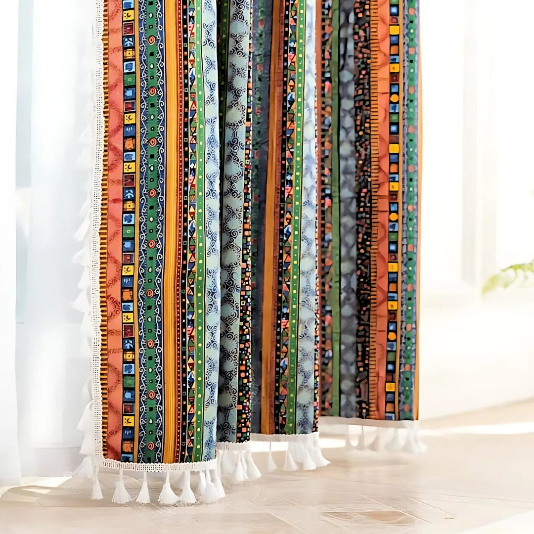 Boho-Vorhang mit markanten Streifen und Quasten, halbverdunkelnd