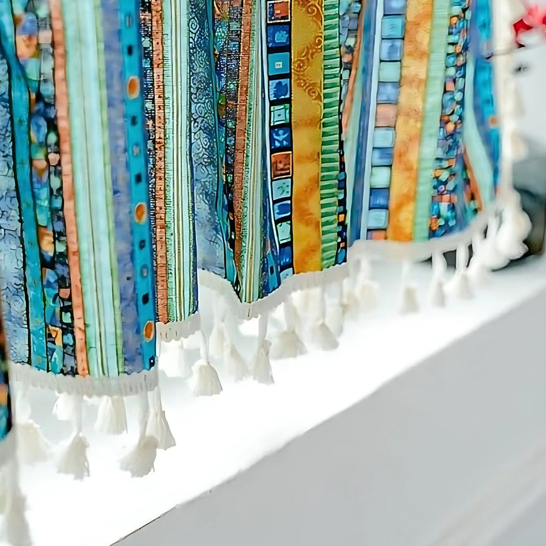 Boho-Vorhang mit markanten Streifen und Quasten, halbverdunkelnd