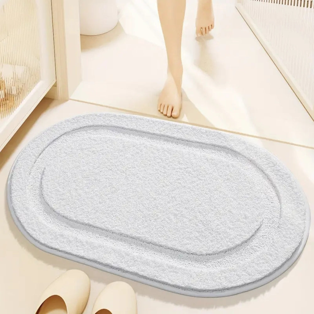 Einfarbiger, flauschiger ovaler Badteppich