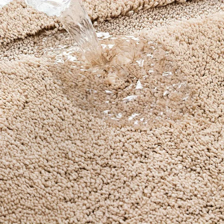 Einfarbiger, flauschiger ovaler Badteppich