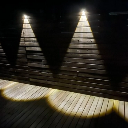 Vialux™ | Solarbetriebene Designlampe für Außenwände.