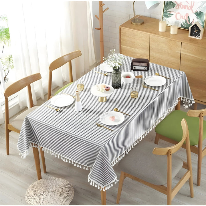 Gestreifte Tischdecke mit Quasten