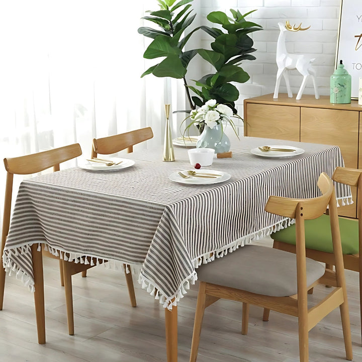 Gestreifte Tischdecke mit Quasten