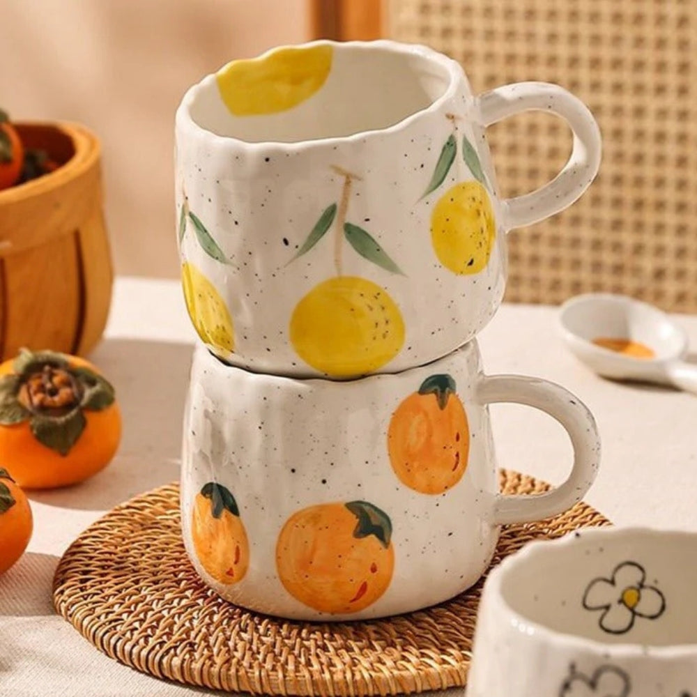 Keramikbecher mit handgemalten Früchten