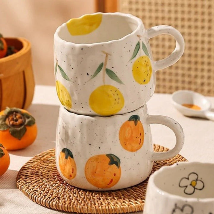 Keramikbecher mit handgemalten Früchten