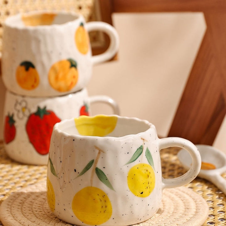 Keramikbecher mit handgemalten Früchten