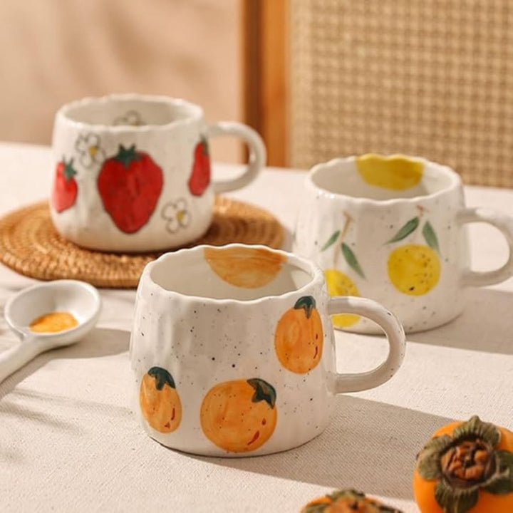 Keramikbecher mit handgemalten Früchten