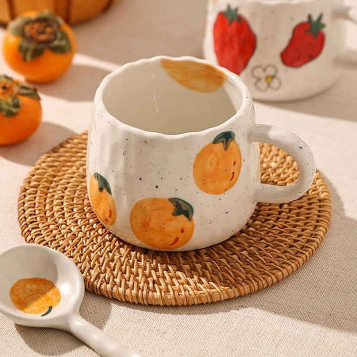 Keramikbecher mit handgemalten Früchten