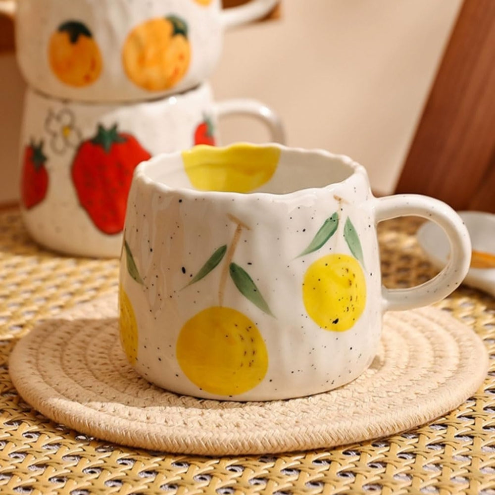 Keramikbecher mit handgemalten Früchten