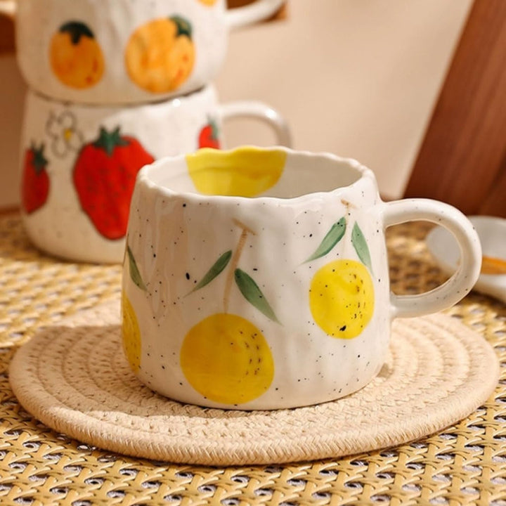Keramikbecher mit handgemalten Früchten