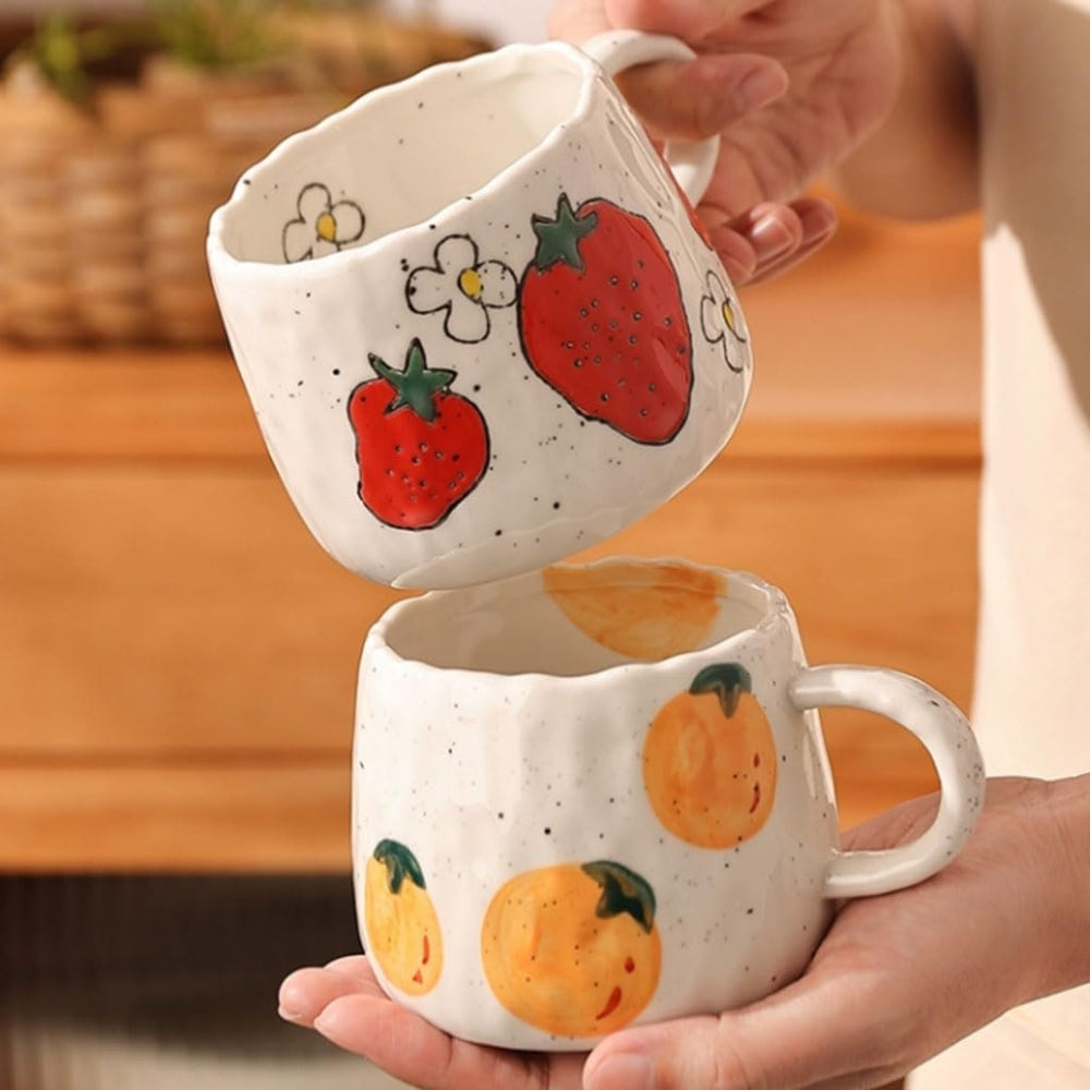 Keramikbecher mit handgemalten Früchten